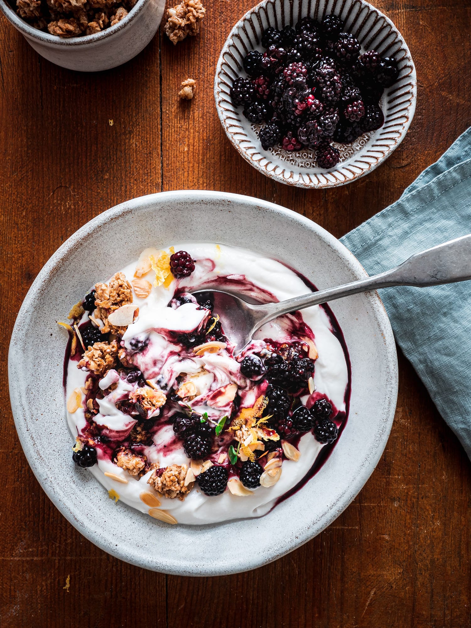 Brombeeren mit joghurt, Granola & Mariendistel von happy mood food stephanie morfis food fotografie