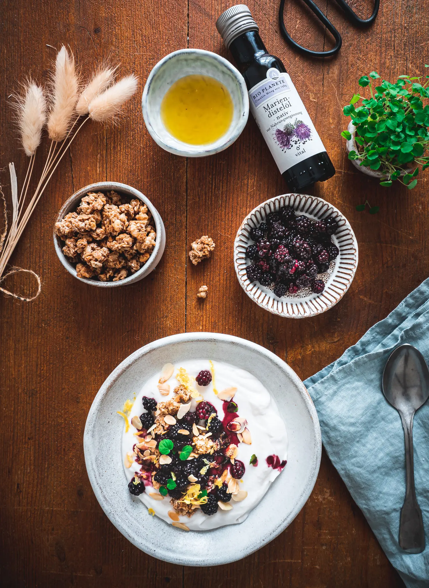 Gesundes Brombeeren Frühstücksrezept mit Mariendistelöl, Cashew Joghurt &Granola