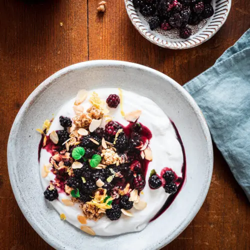 Brombeeren mit Haferjoghurt, Granola & Mariendiste