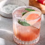 Close Up des Grapefruit & Salbei Gin Tonic