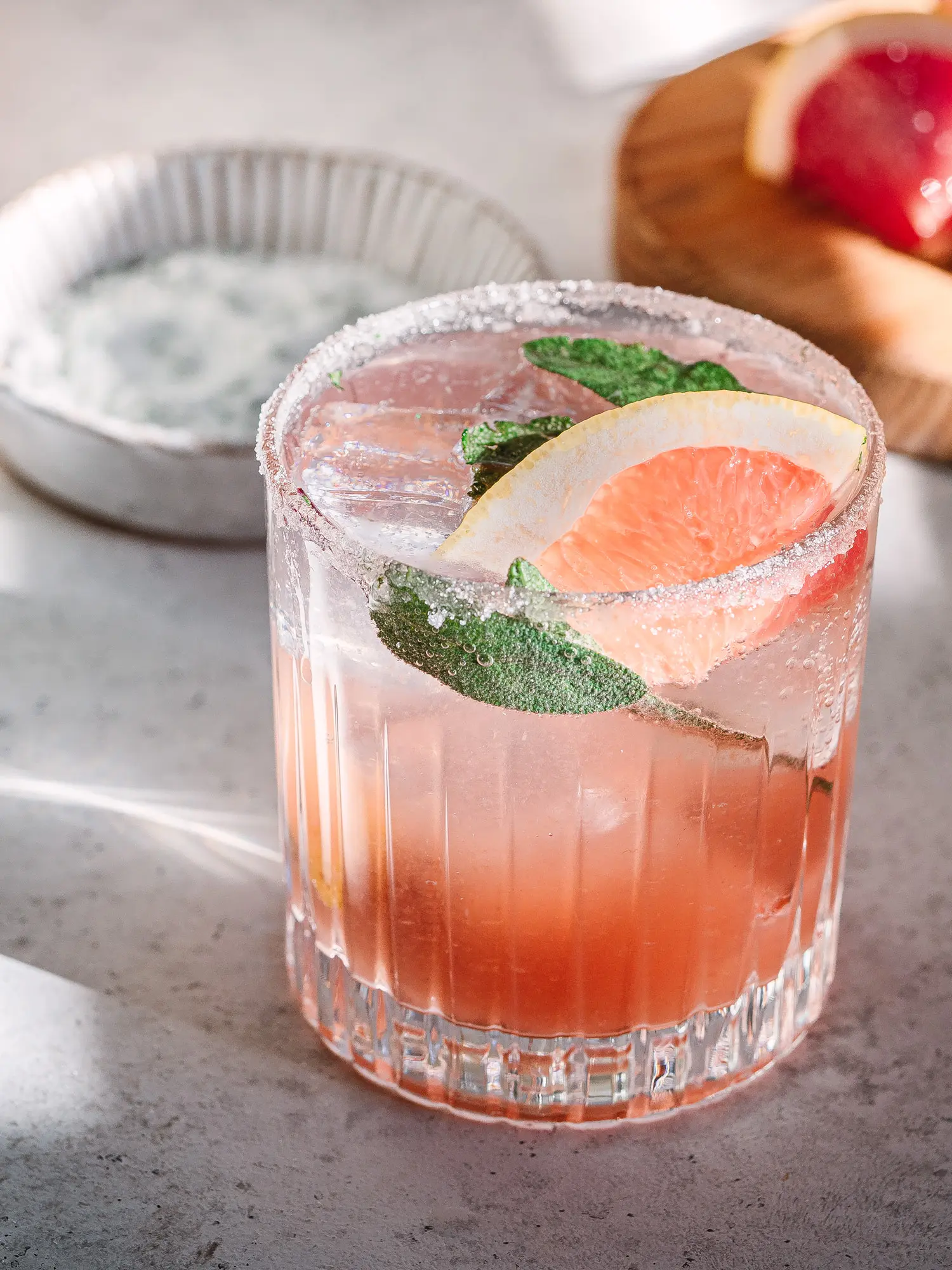 Close Up des Grapefruit & Salbei Gin Tonic