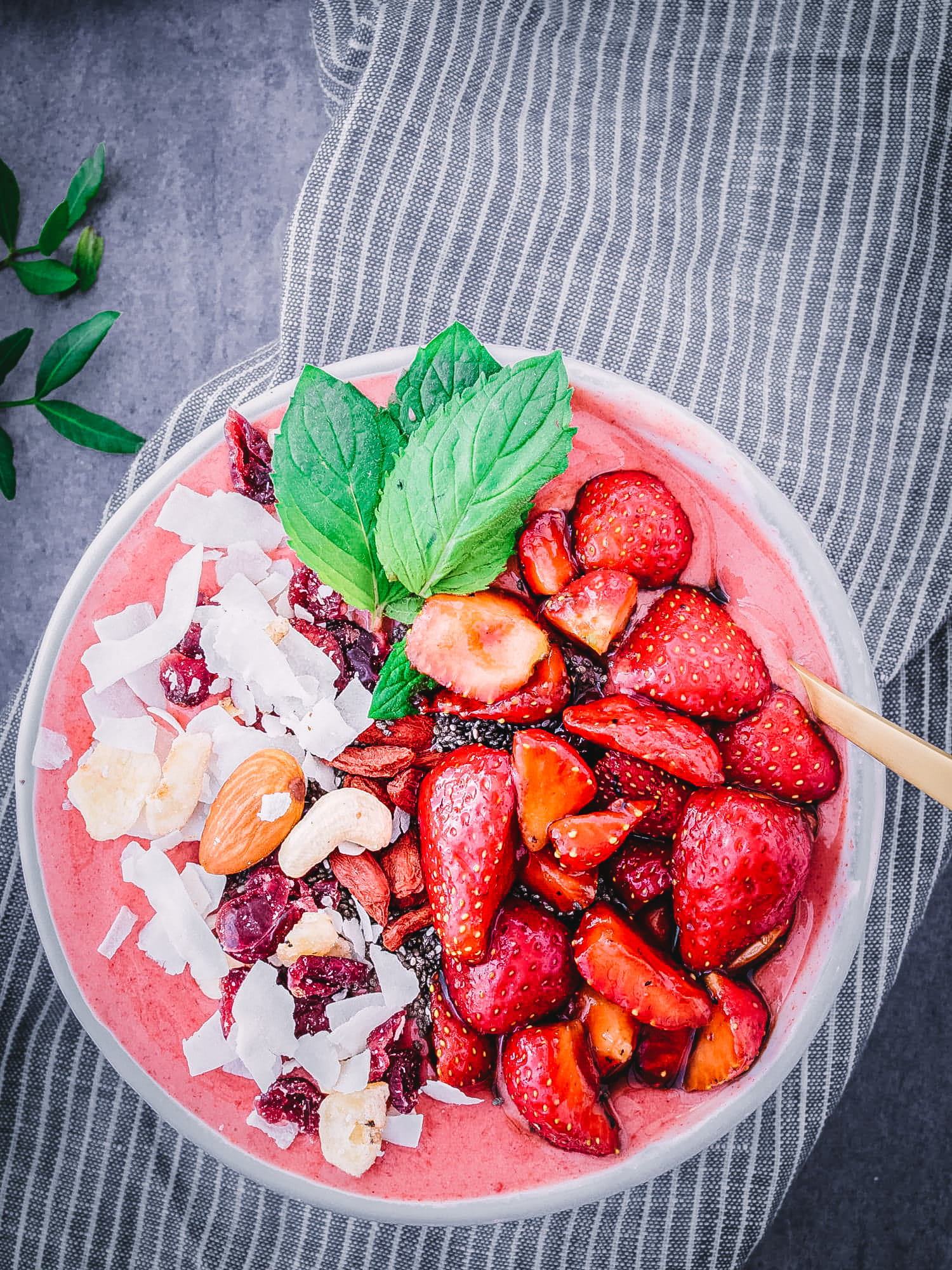 Smoothiebowl mit Erdbeeren und vielen Toppings