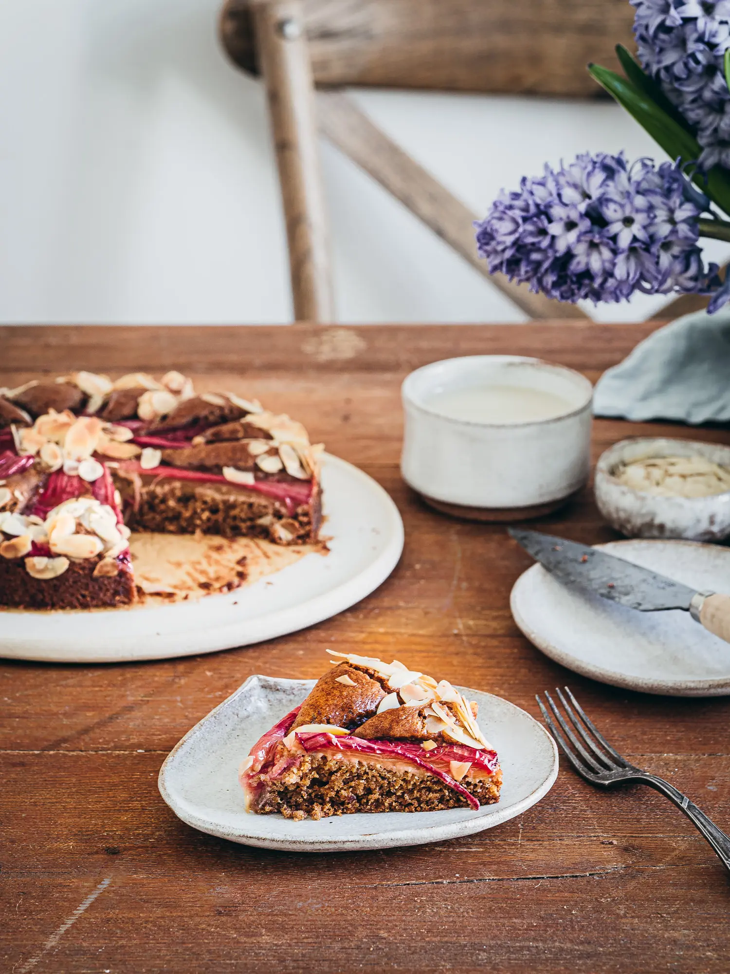 Rhabarberkuchen vegan. In Tischszene