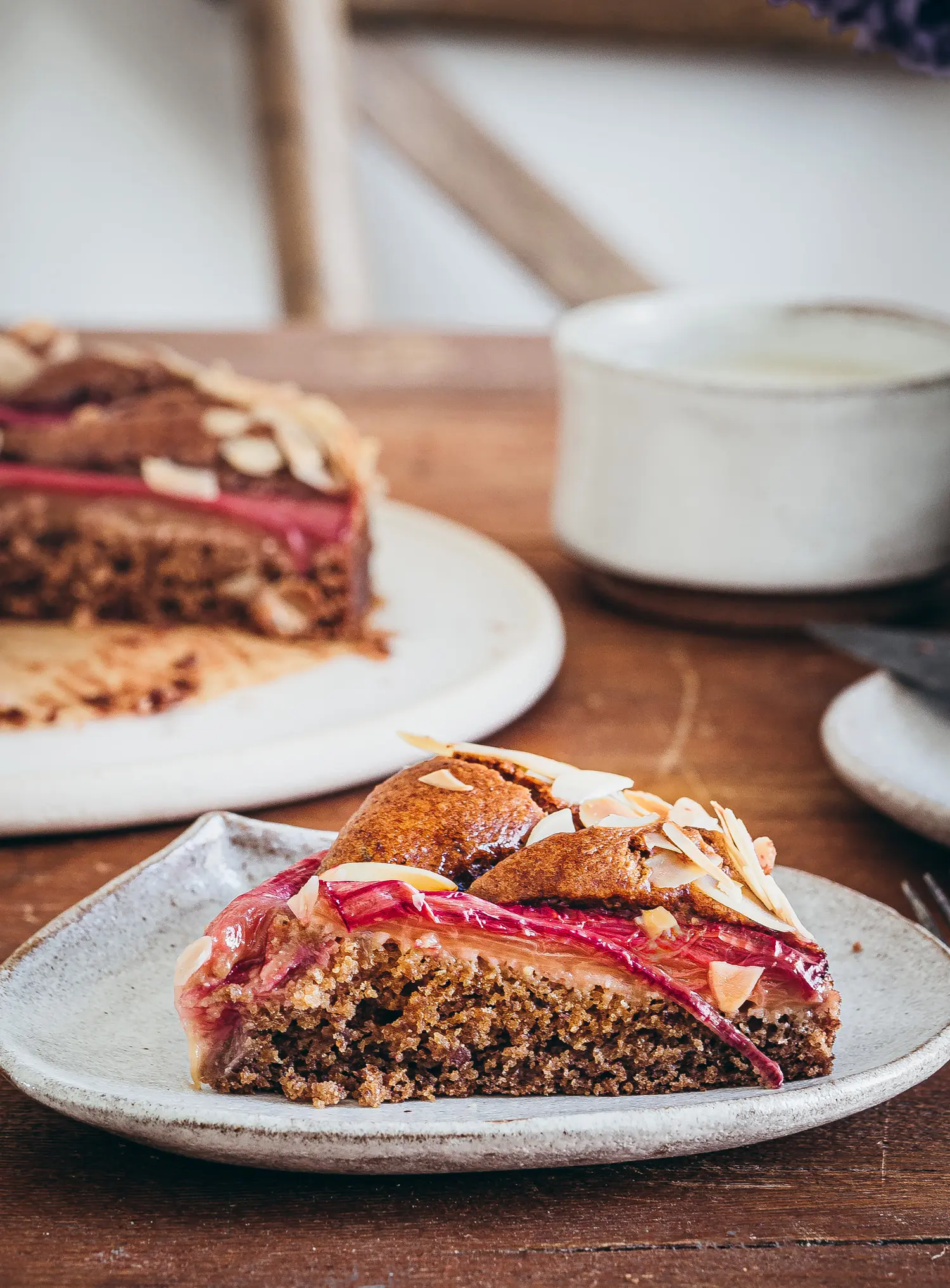 Veganer Rhabarberkuchen mit Mandeln .Kuchenstück.