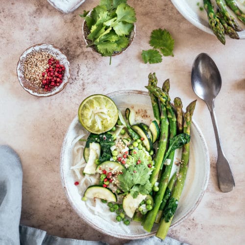Vegane und glutenfreie grüne Spargelsuppe