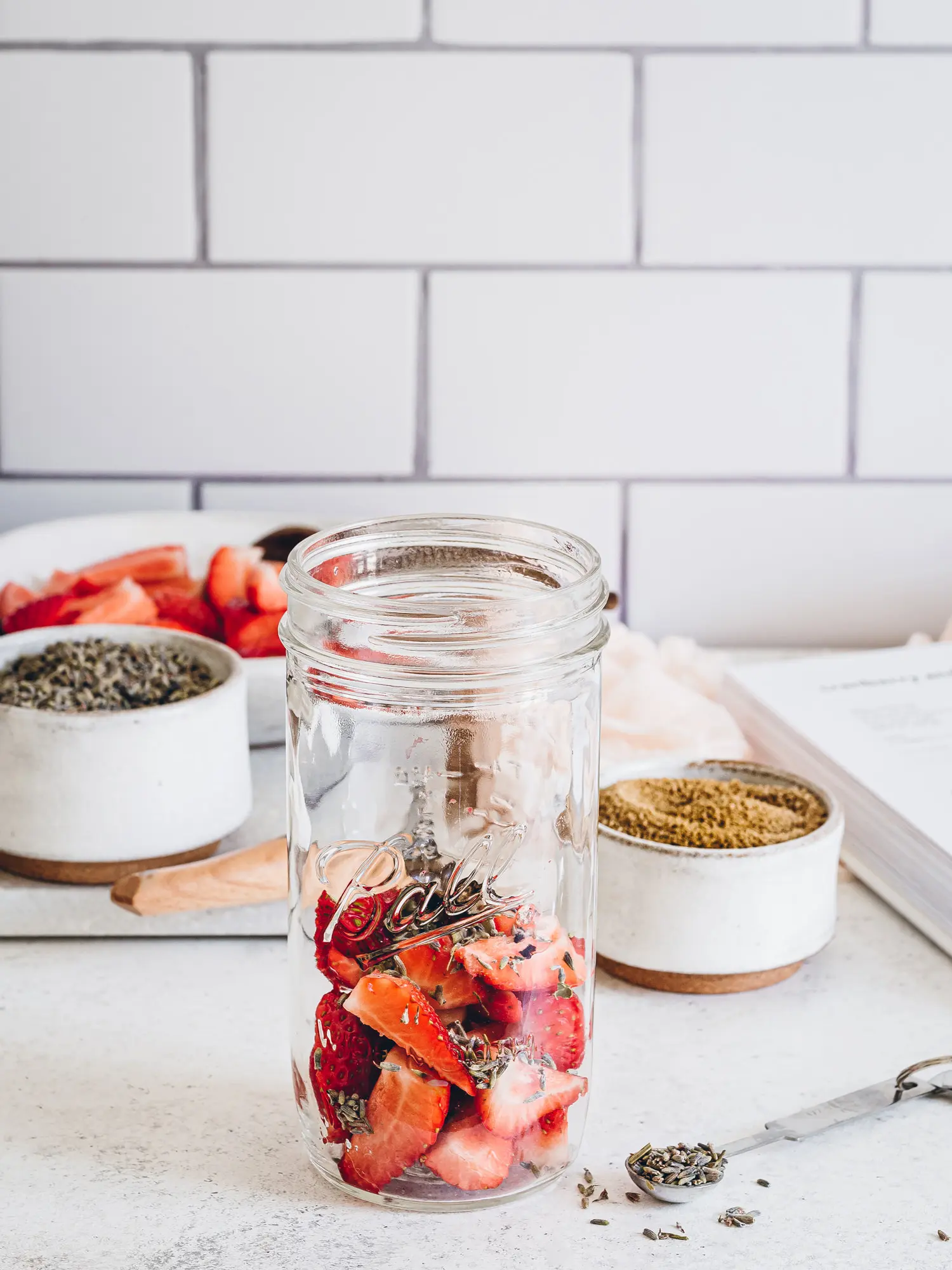 Lanvendel und Frische Erdbeeren für Lavende Erdbeer Gin