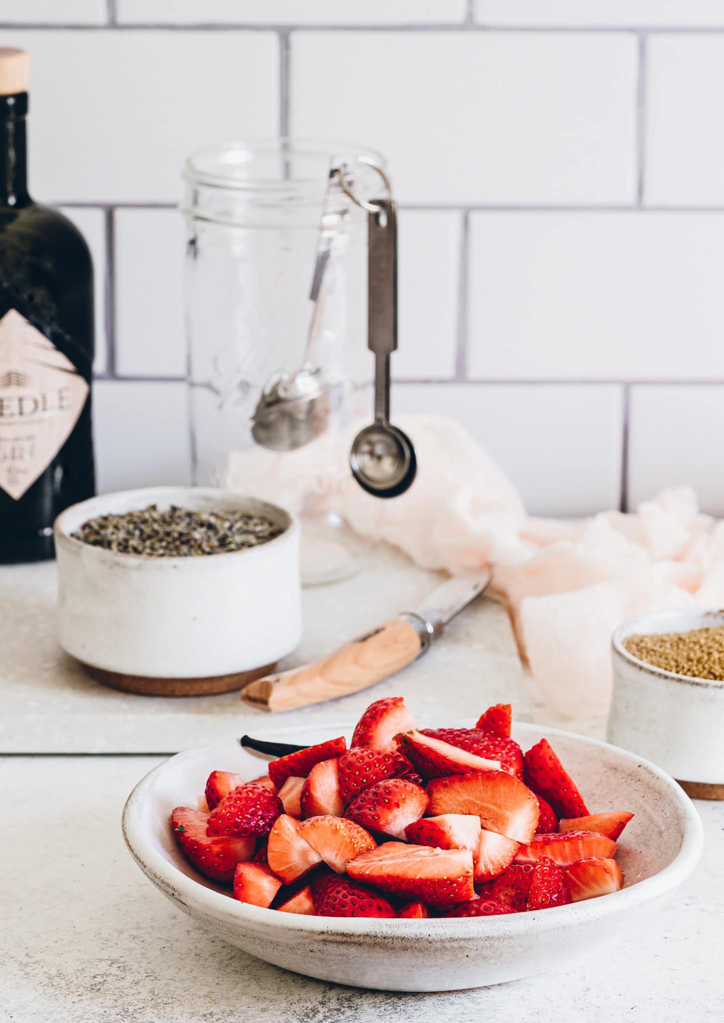 Frische Erdbeeren auf weissem Teller in Küche