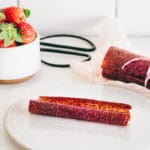 Erdbeer Fruchtleder auf weissem Teller