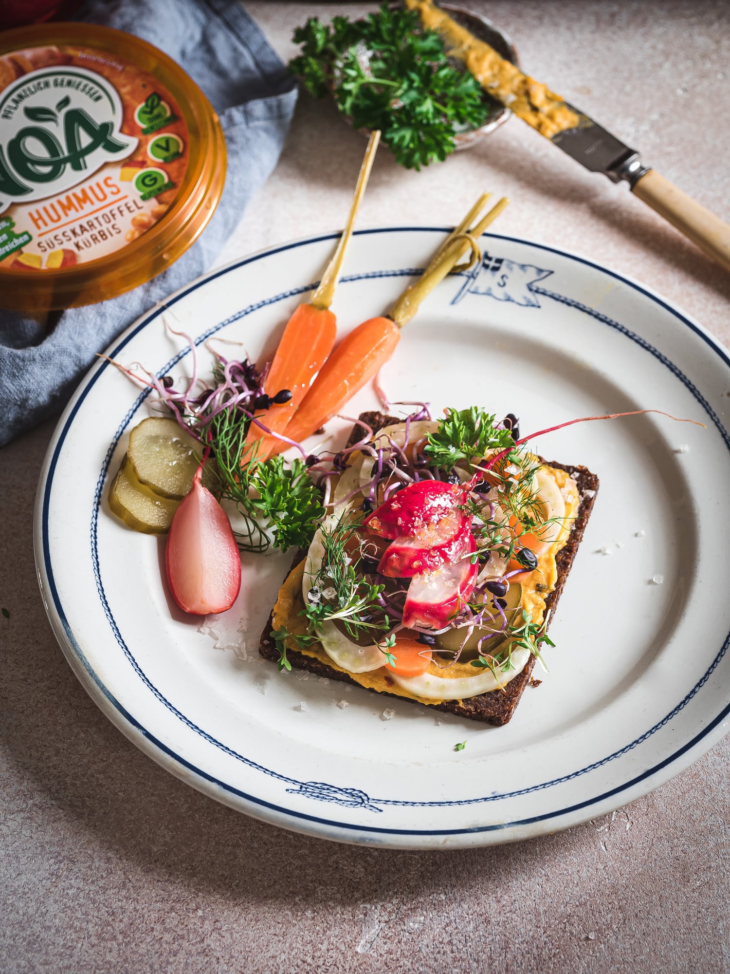 Smørrebrød mit Koriander Radieschen, Salz-Dill Möhren & Hummus
