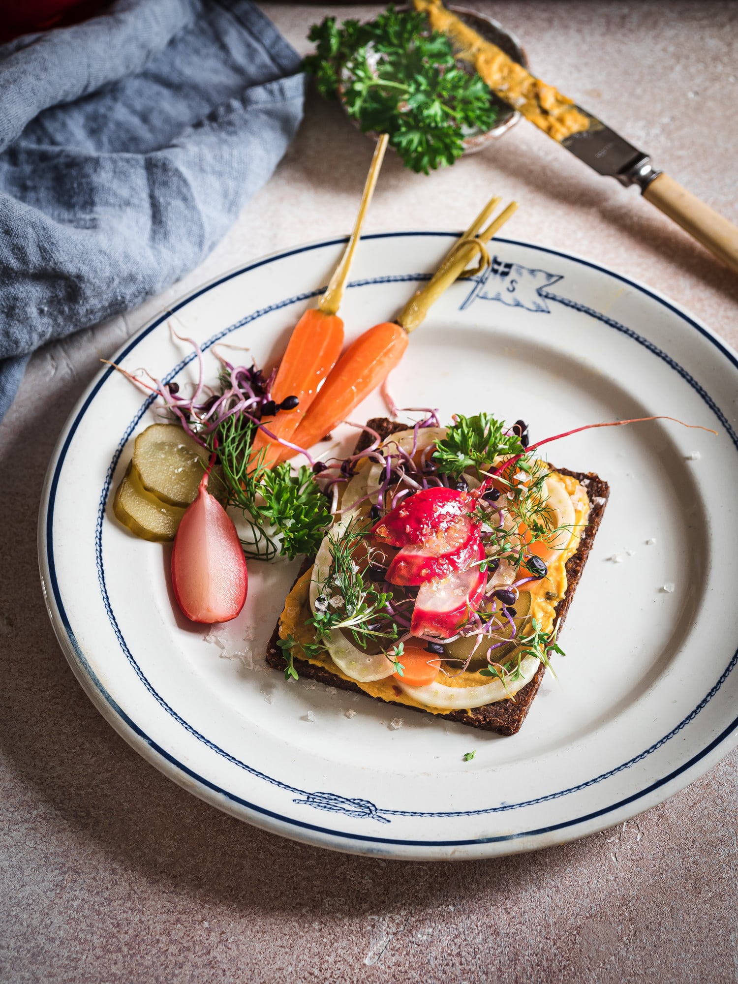 Smørrebrød angerichtet auf Teller