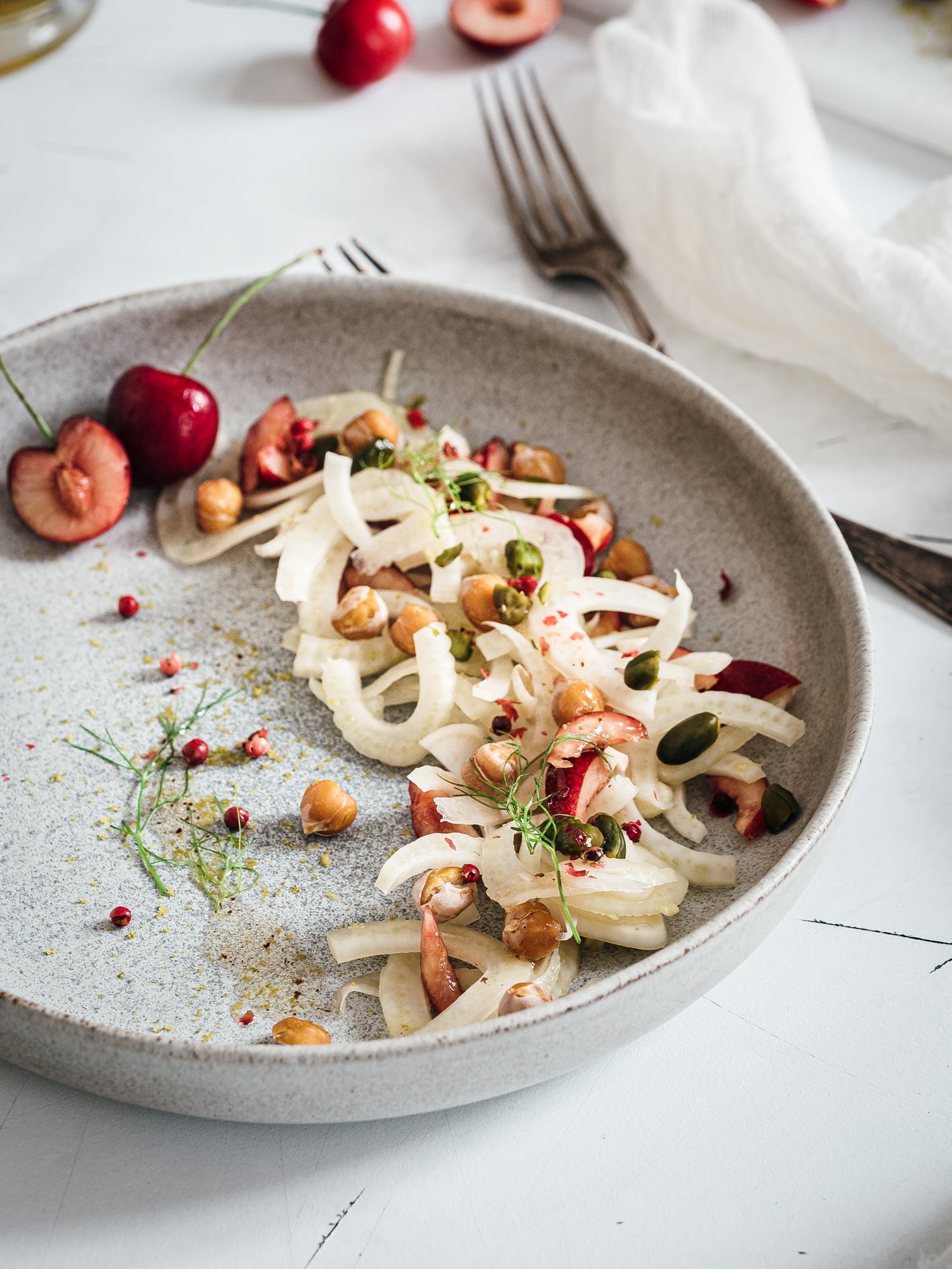 Fenchelsalat mit Kirschen, Pistazien &amp; Himbeer-Sumach Dressing