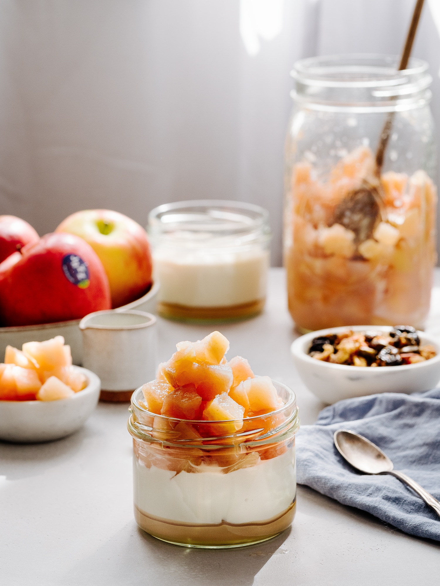 Apfelkompott im Glas mit Granola 