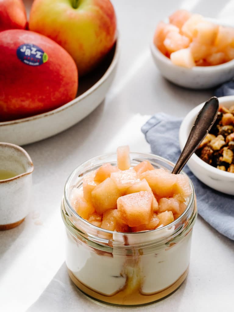 Schnelles Apfelkompott, Apfel Granola, Joghurt &amp; Erdnussbutter