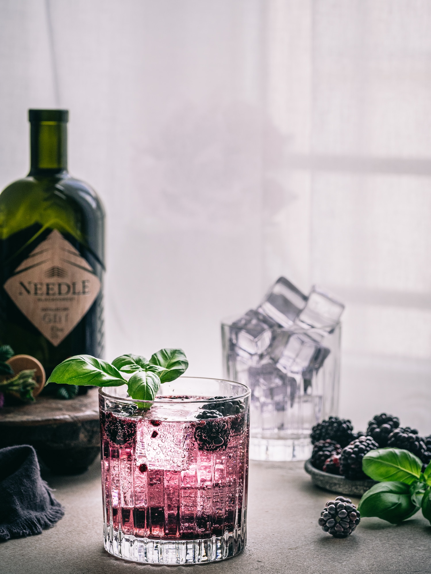 Brombeer Gin Fizz - der fruchtig herbe Cocktail. Der Tip zu Weihnachten
