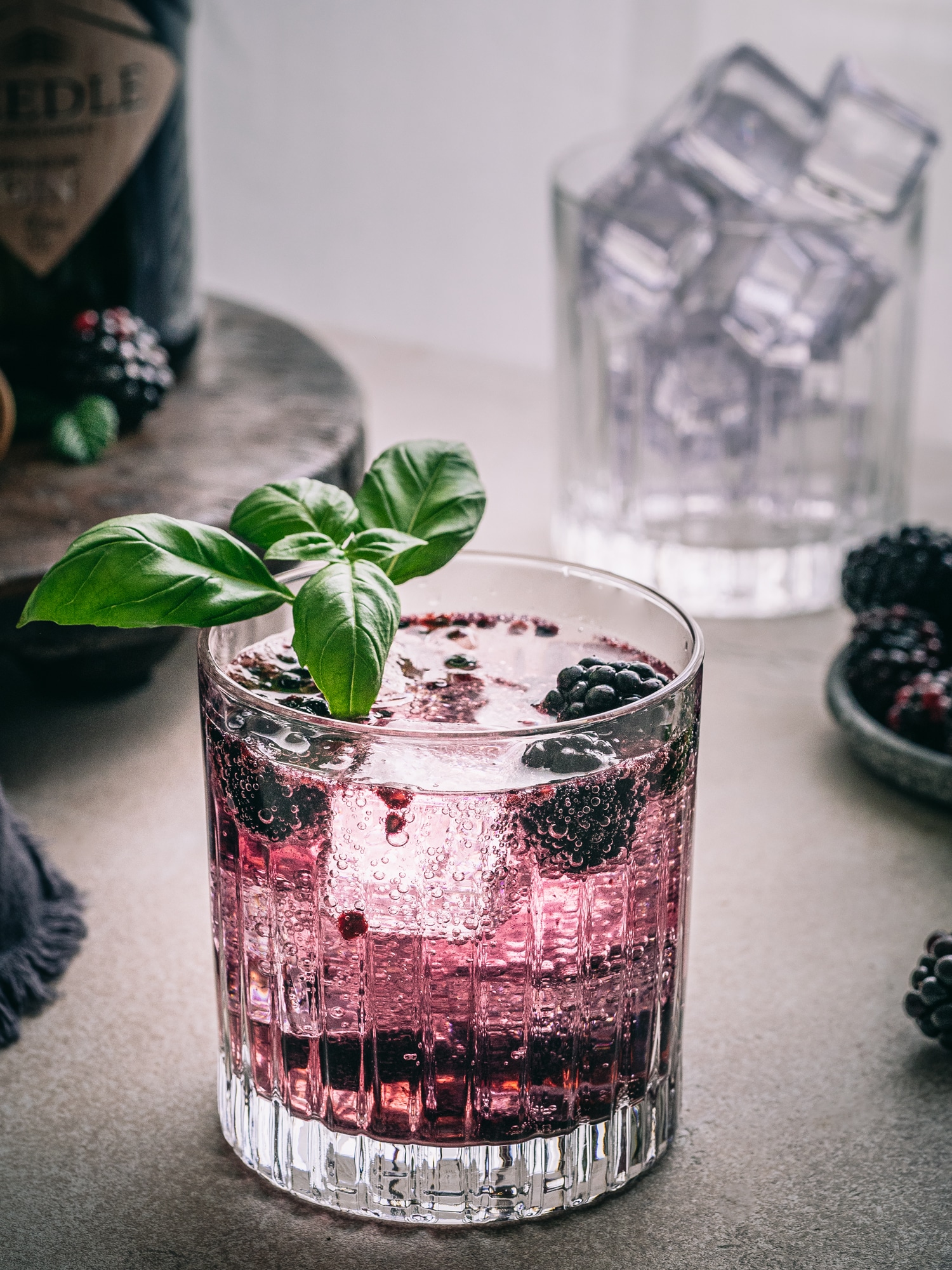 Brombeer Gin Fizz - der fruchtig herbe Cocktail. Der Tip zu Weihnachten