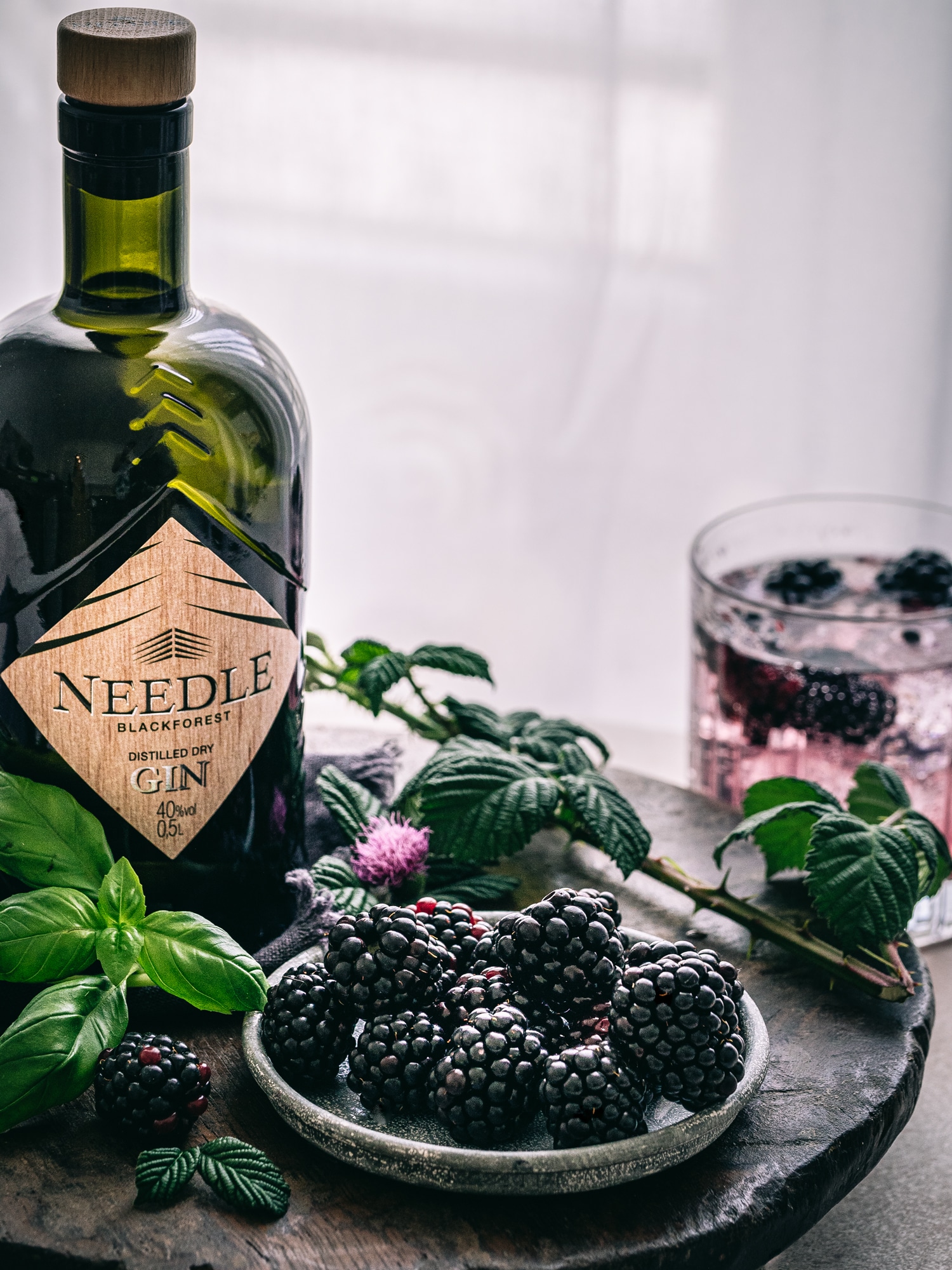 Gin Fizz Rezept ohne Tonic mit Needle Gin. Brombeer und Basilikum Gin Fizz. Gin Cocktail, einfach und lecker.