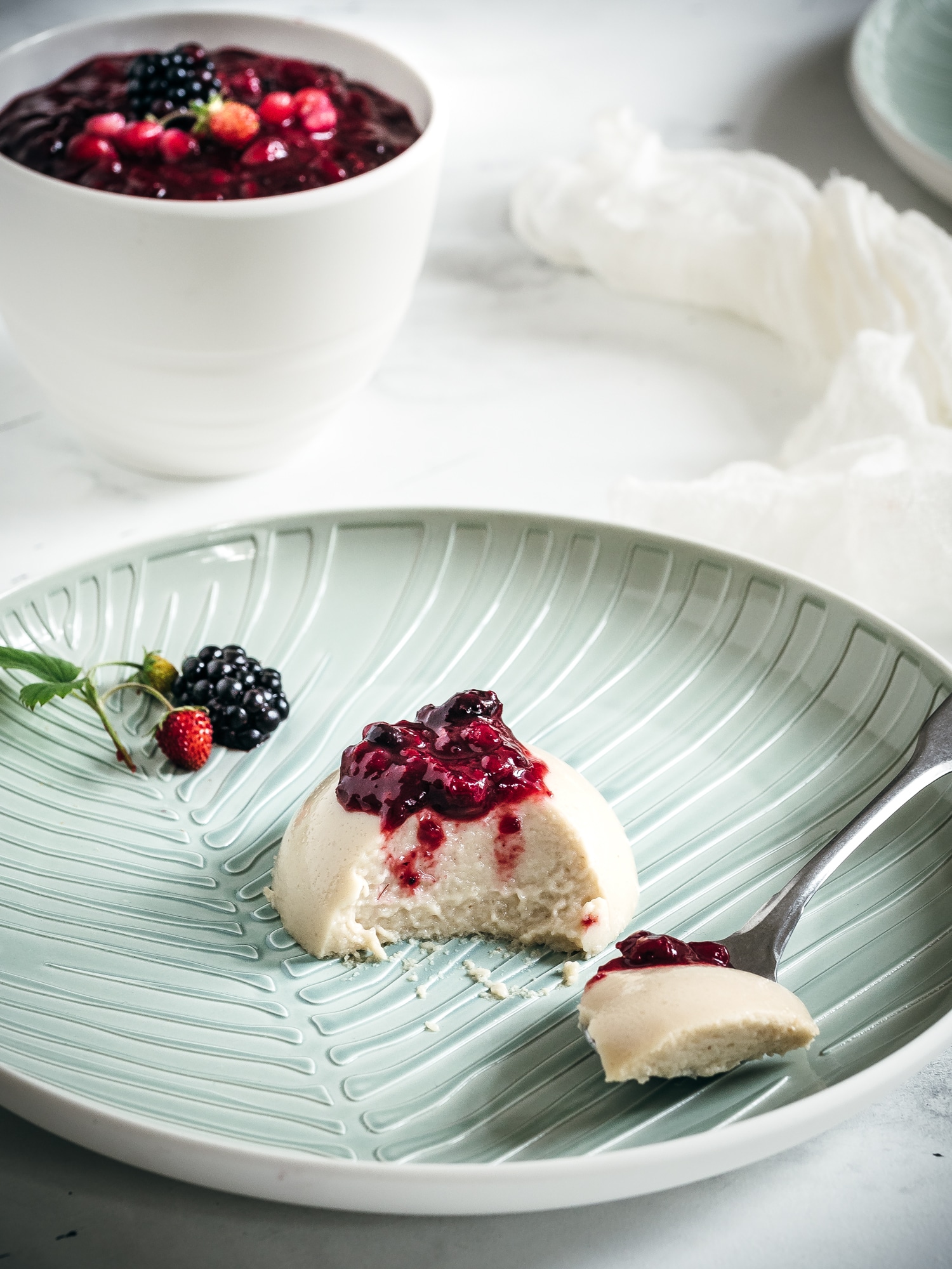 Vegane Panna Cotta und rote Grütze