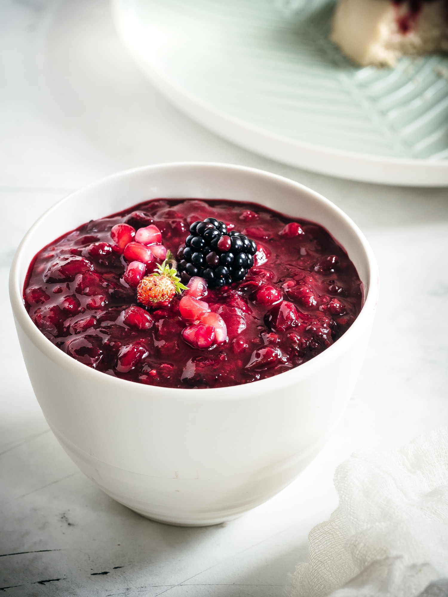 Vegane Panna Cotta mit Tonkabohne &amp; rote Grütze mit Granatapfel ...