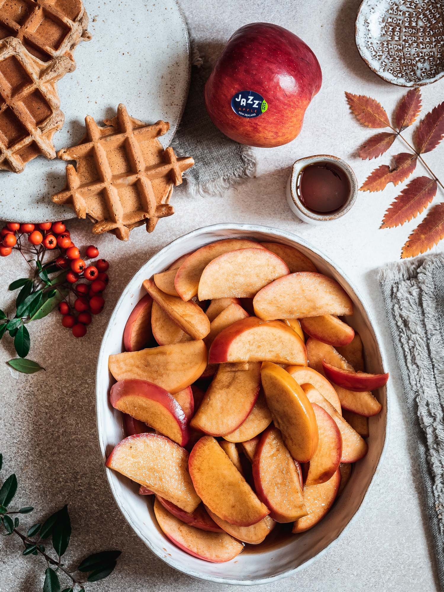 Weihnachtswafflen mit Zimtäpfeln