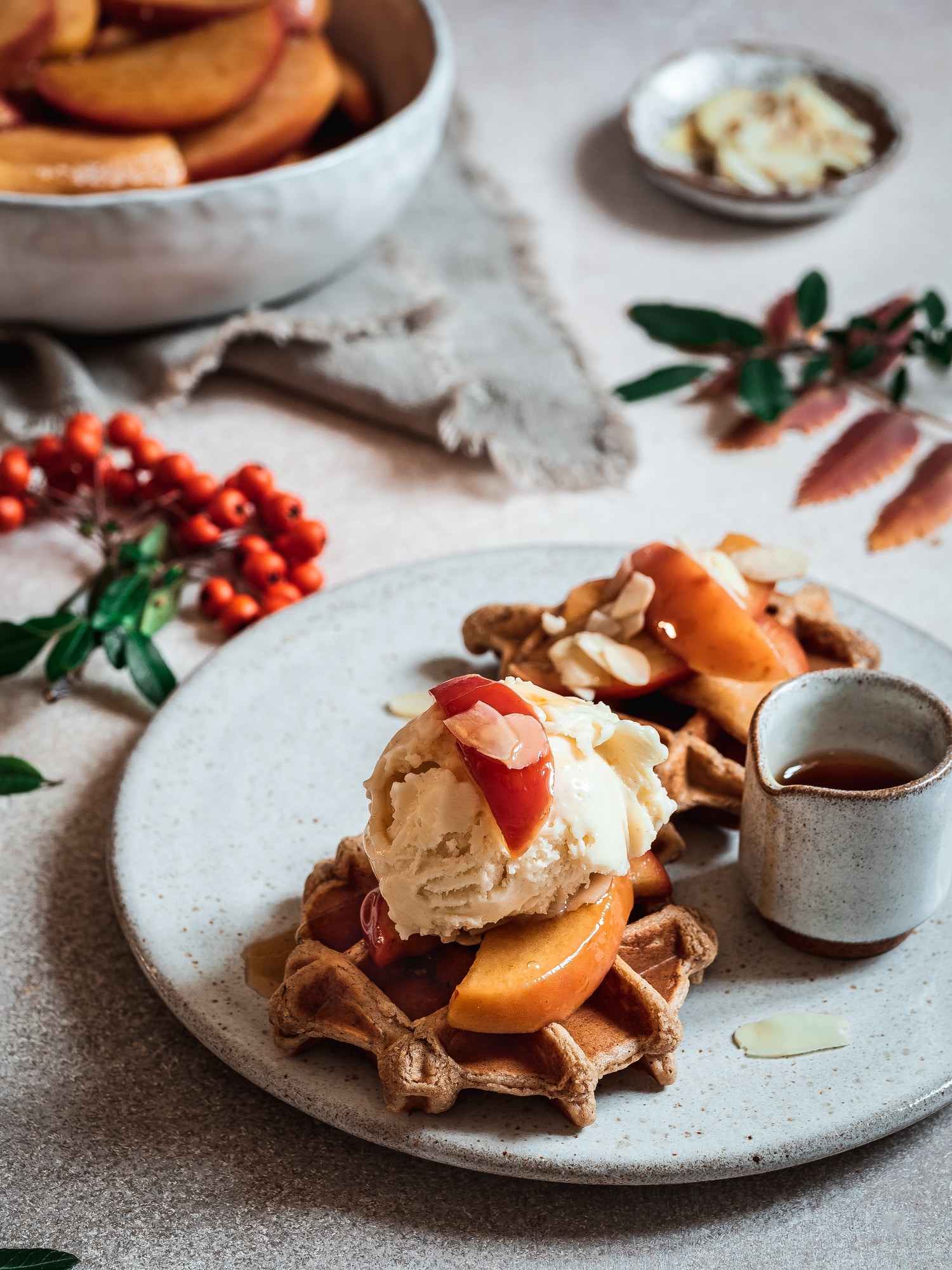 Weihnachtliche Haferwaffeln mit Zimtäpfeln und Vanilleeis. Glutenfrei und vegan von happy.mood.food