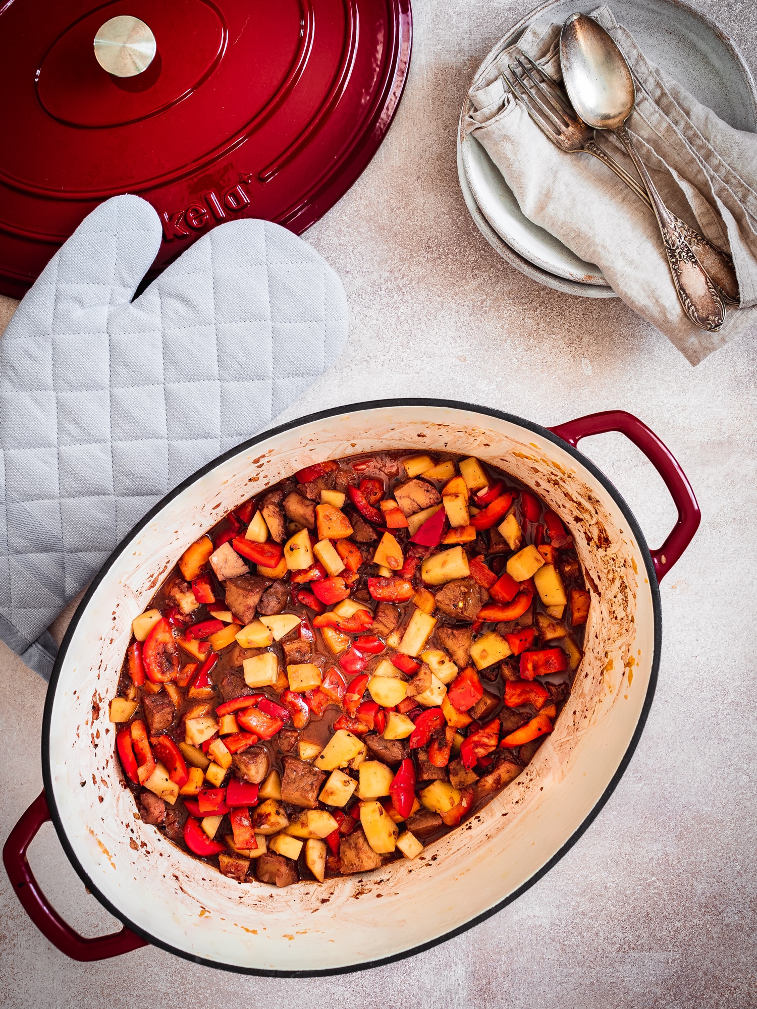 Veganes Gulasch aus dem Ofen - einfach herzhaft lecker