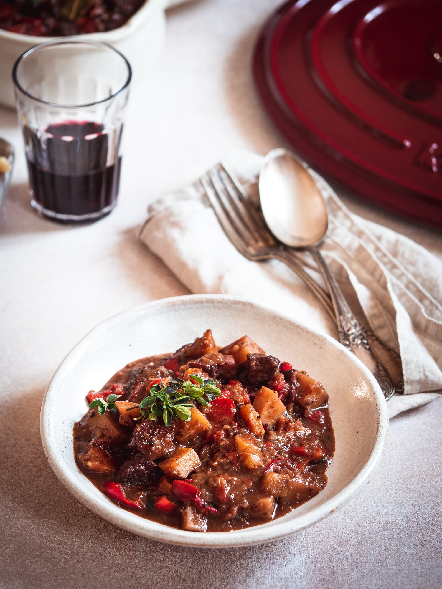 Veganes Gulasch aus dem Ofen - einfach herzhaft lecker